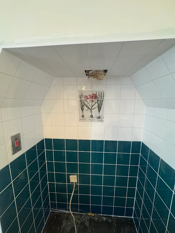 Alcove with teal tiles and floral feature - closer angle view