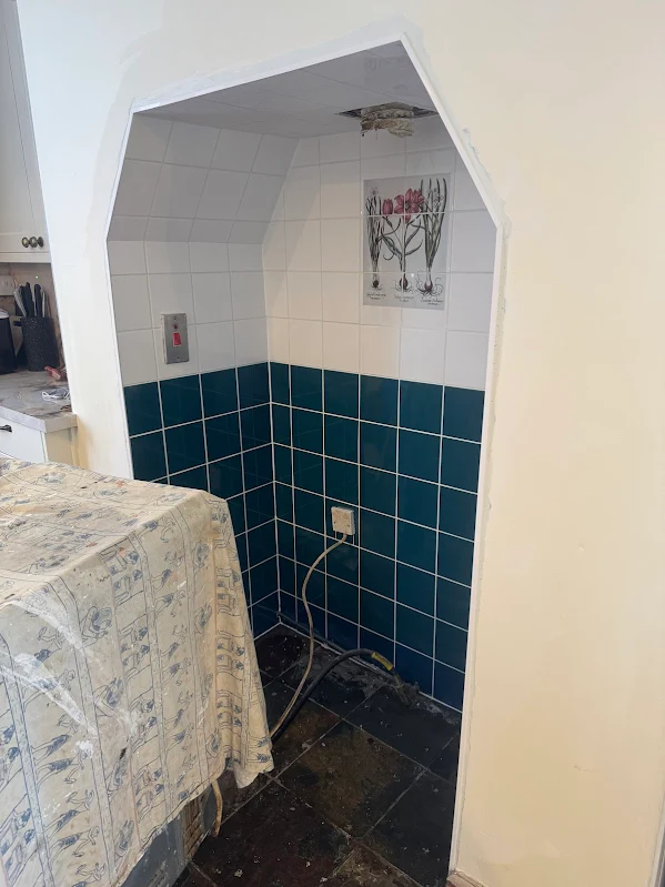 Alcove with teal tiles and floral feature - wider angle view